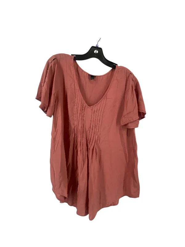 Top Short Sleeve By Torrid In Mauve, Size: 1x